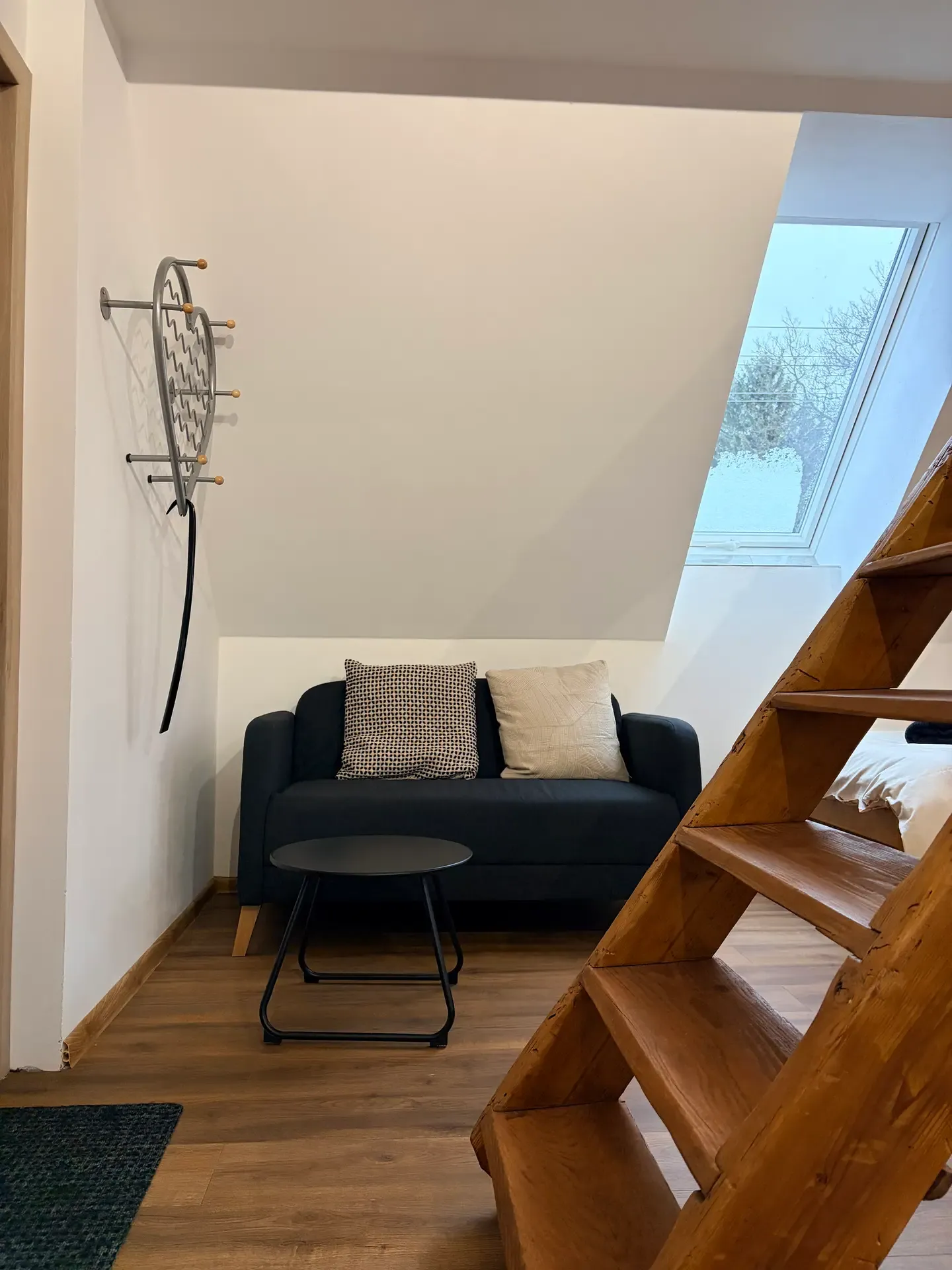 Obývací část apartmánu 1 s pohovkou a konferenčním stolkem