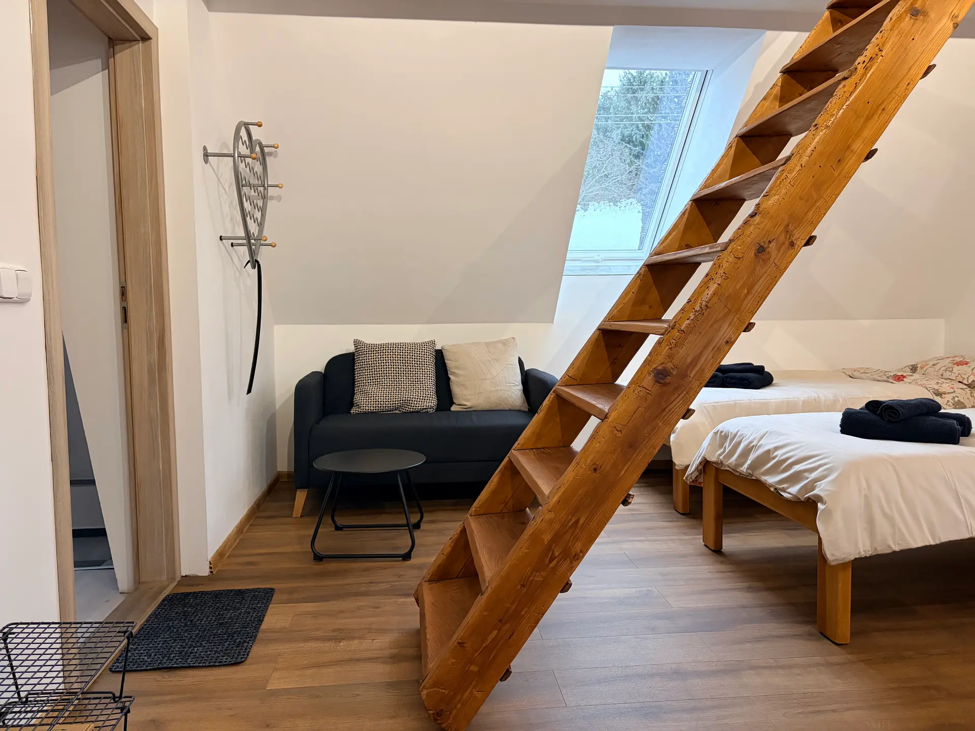 Obývací a spací část apartmánu 1 se schodištěm do podkroví