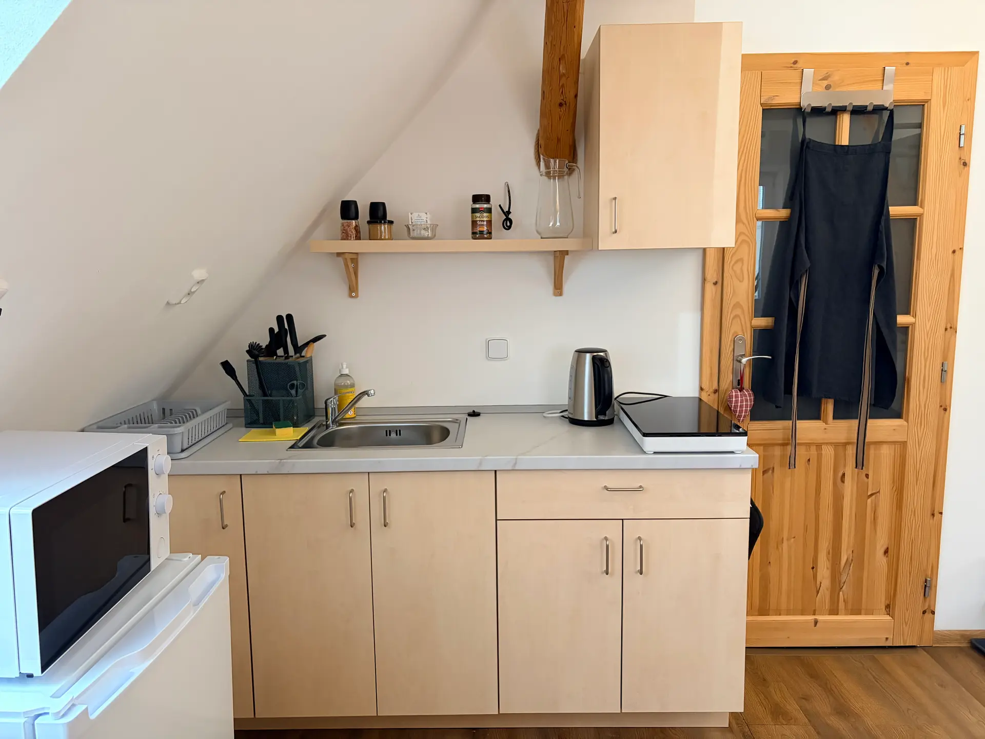 Kuchyňský kout apartmánu 1 s dřezem, varnou deskou a konvicí
