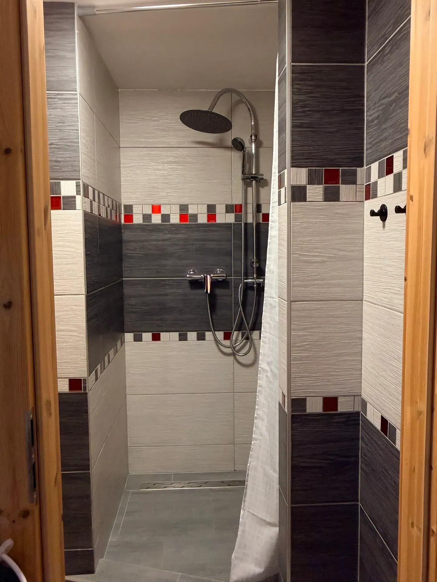 Sprchový kout apartmánu 1 s dešťovou hlavicí