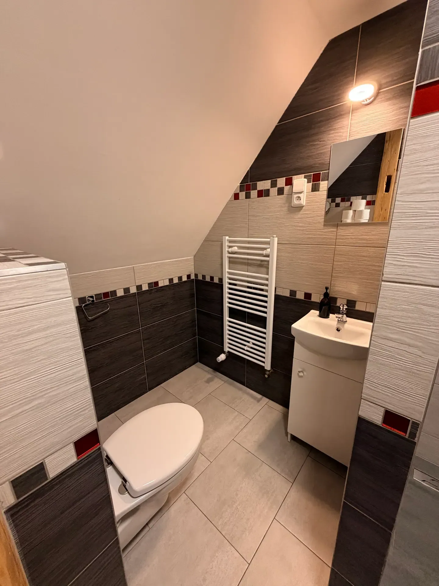 Koupelna apartmánu 1 se zrcadlem a policemi