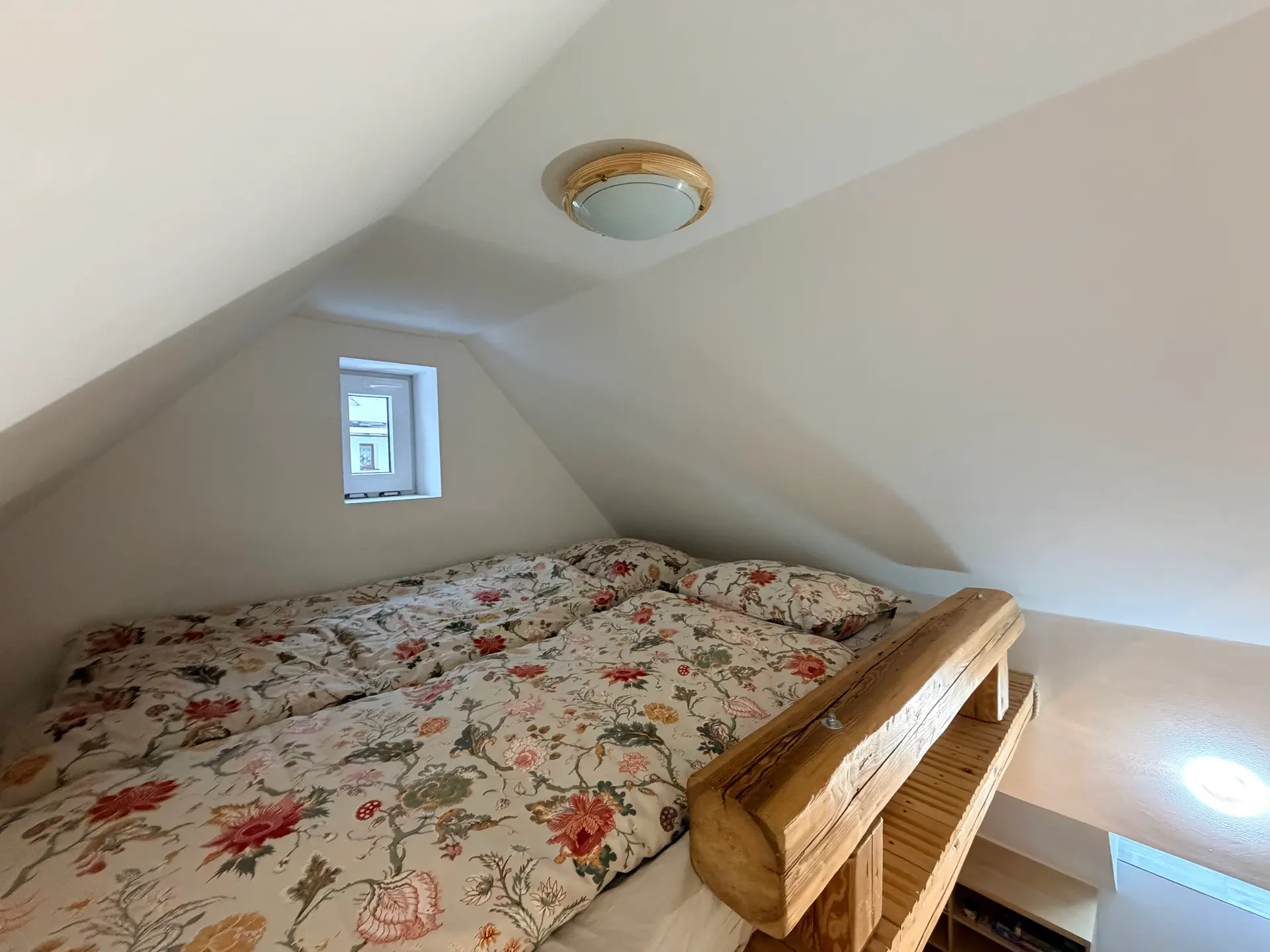 Lůžko v podkroví apartmánu 1 pod šikmým stropem