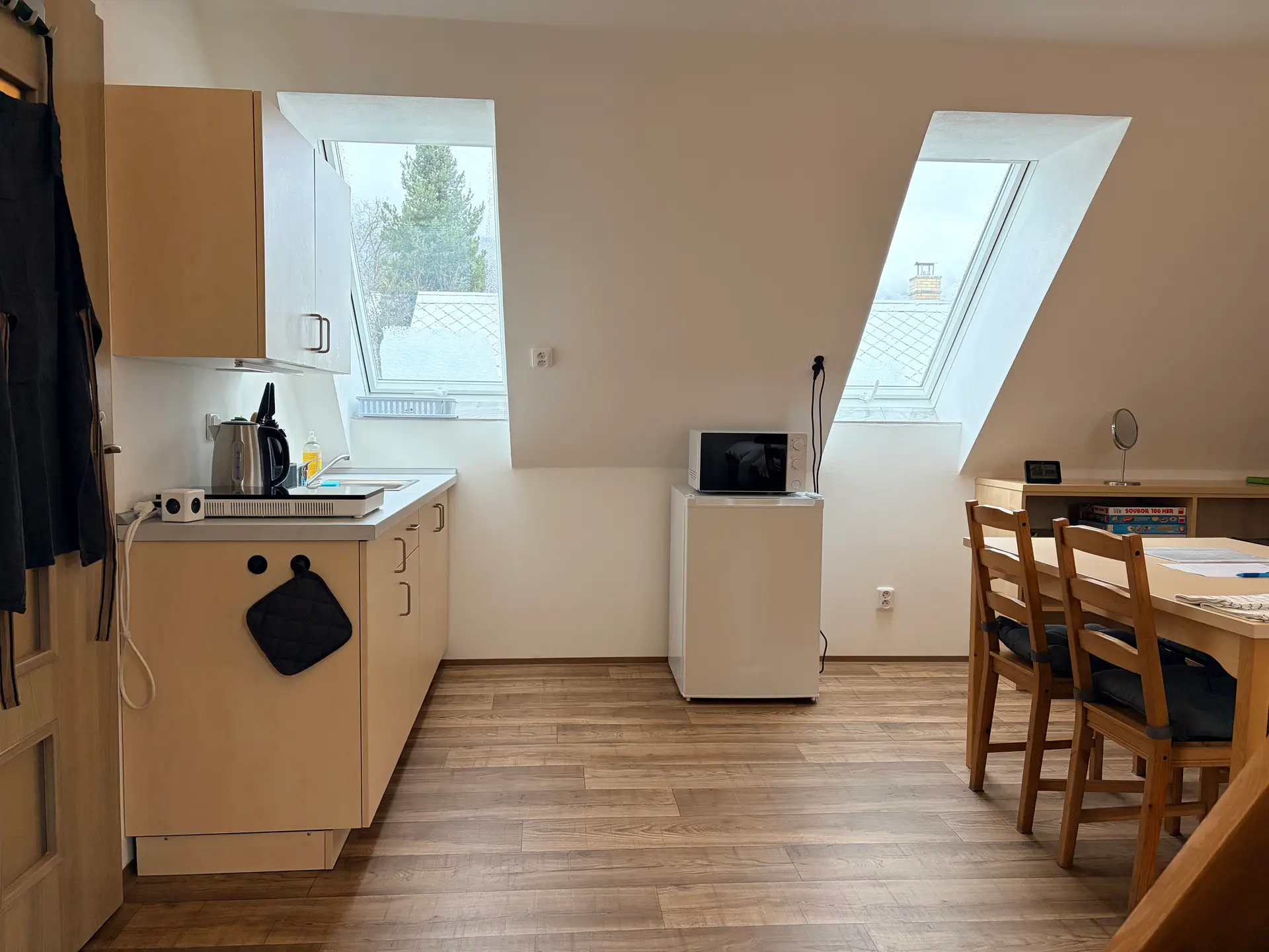 Kuchyňská linka apartmánu 2 s varnou deskou a mikrovlnnou troubou
