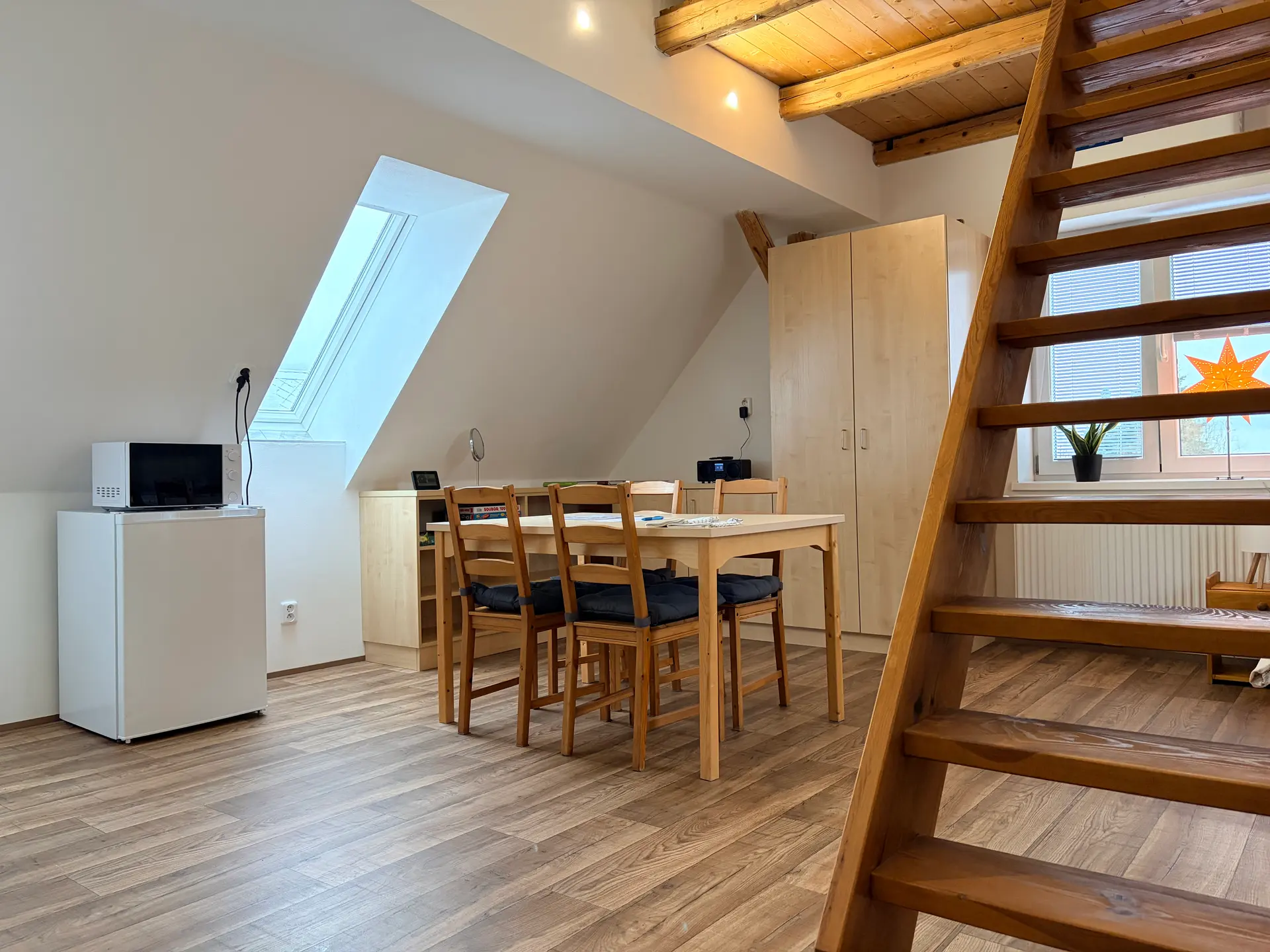 Jídelní stůl apartmánu 2 u schodiště do podkroví