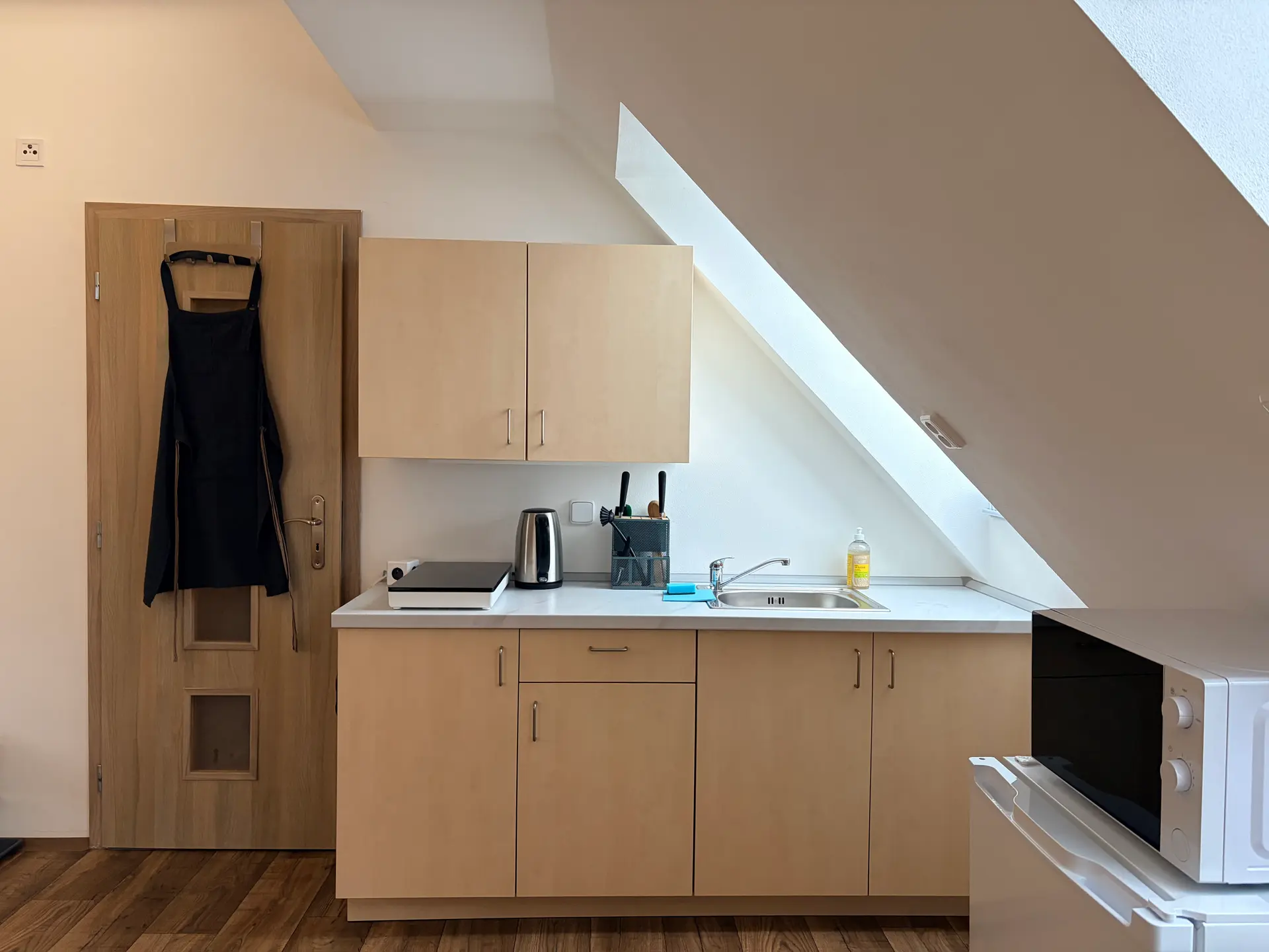 Kuchyňský kout apartmánu 2 s dřezem a rychlovarnou konvicí