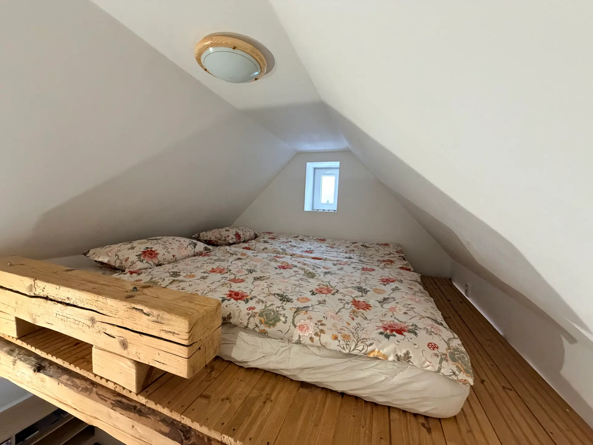 Podkrovní lůžko apartmánu 2 pod šikmým stropem