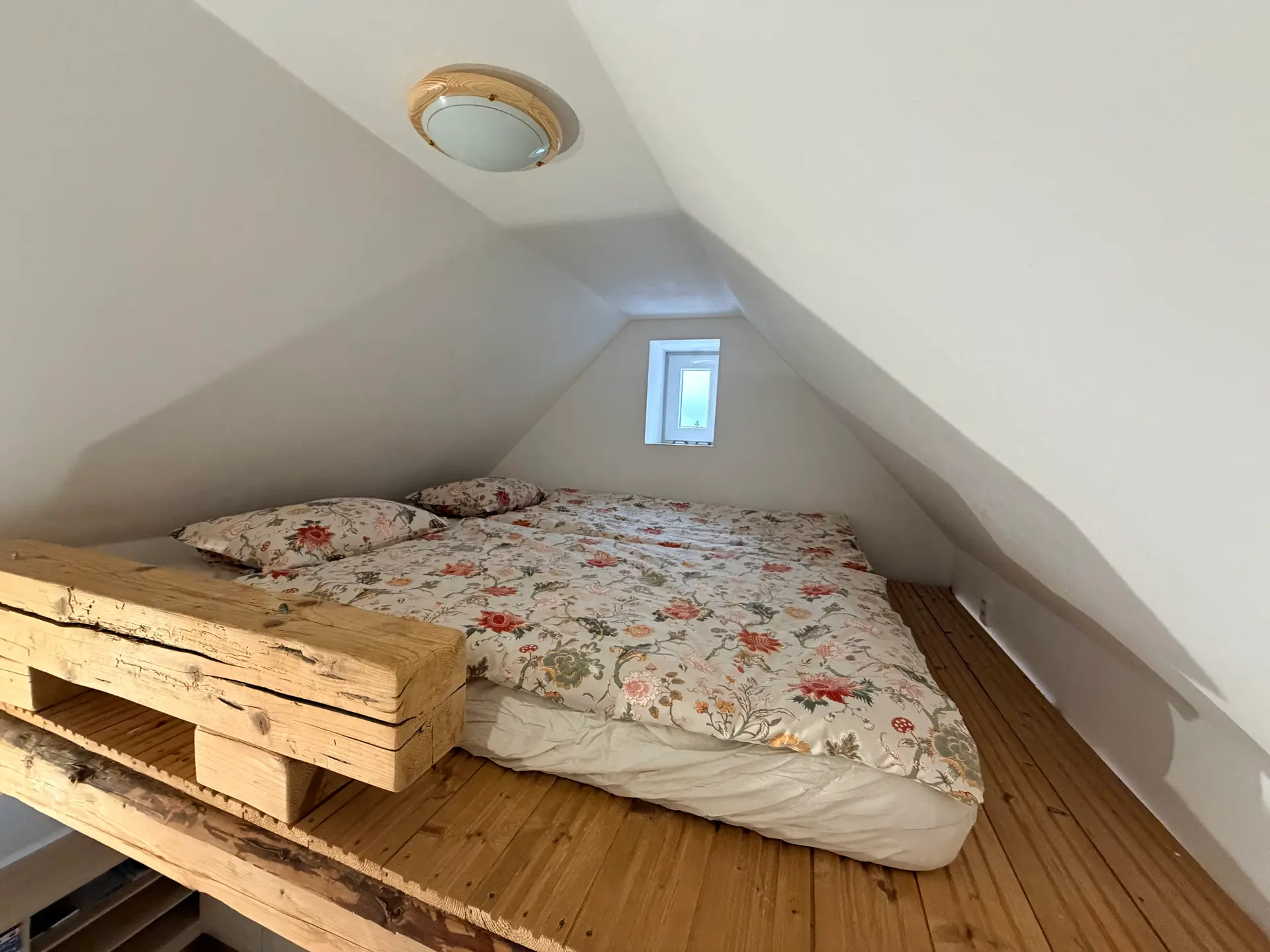 Podkrovní ložnice apartmánu 2 s dvoulůžkem