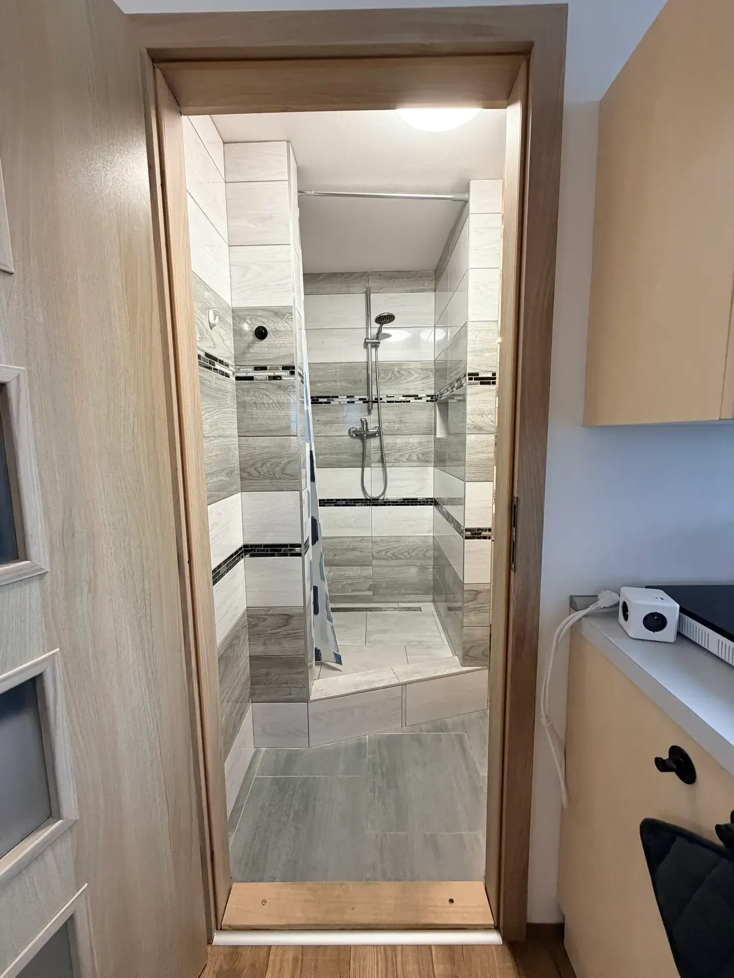 Sprchový kout apartmánu 2 s prosklenou zástěnou