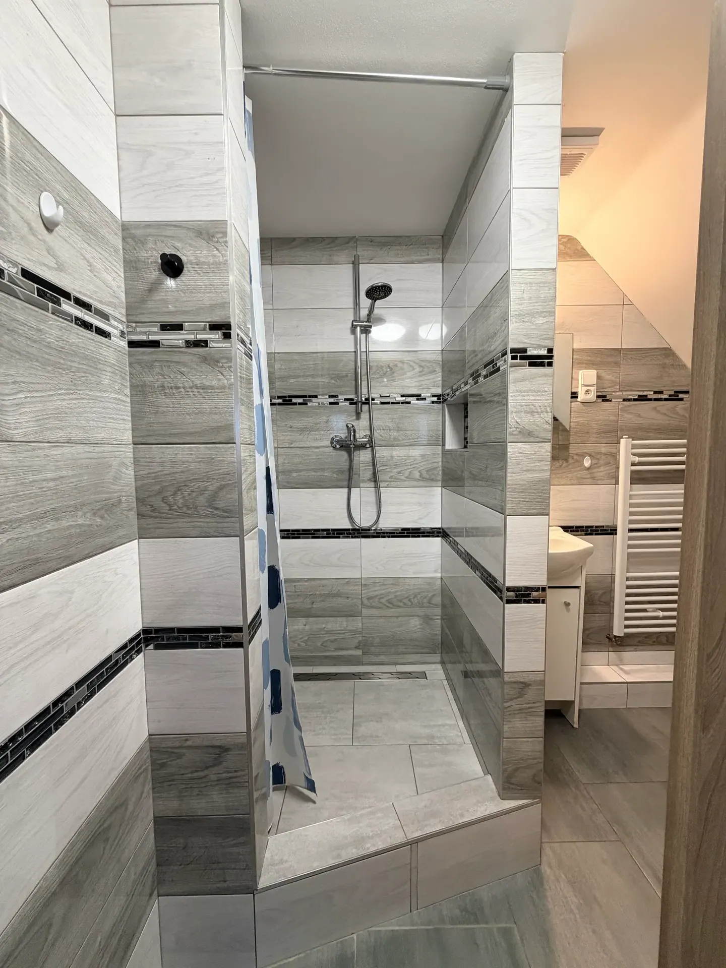 Prostorný sprchový kout apartmánu 2