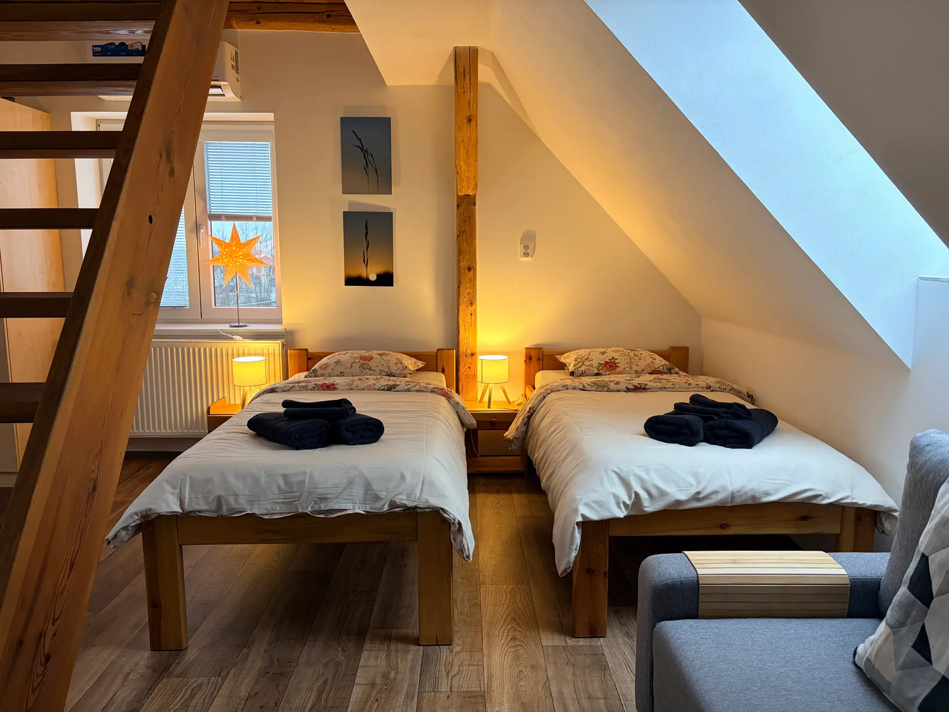 Ložnice apartmánu 2 se dvěma lůžky a večerním osvětlením